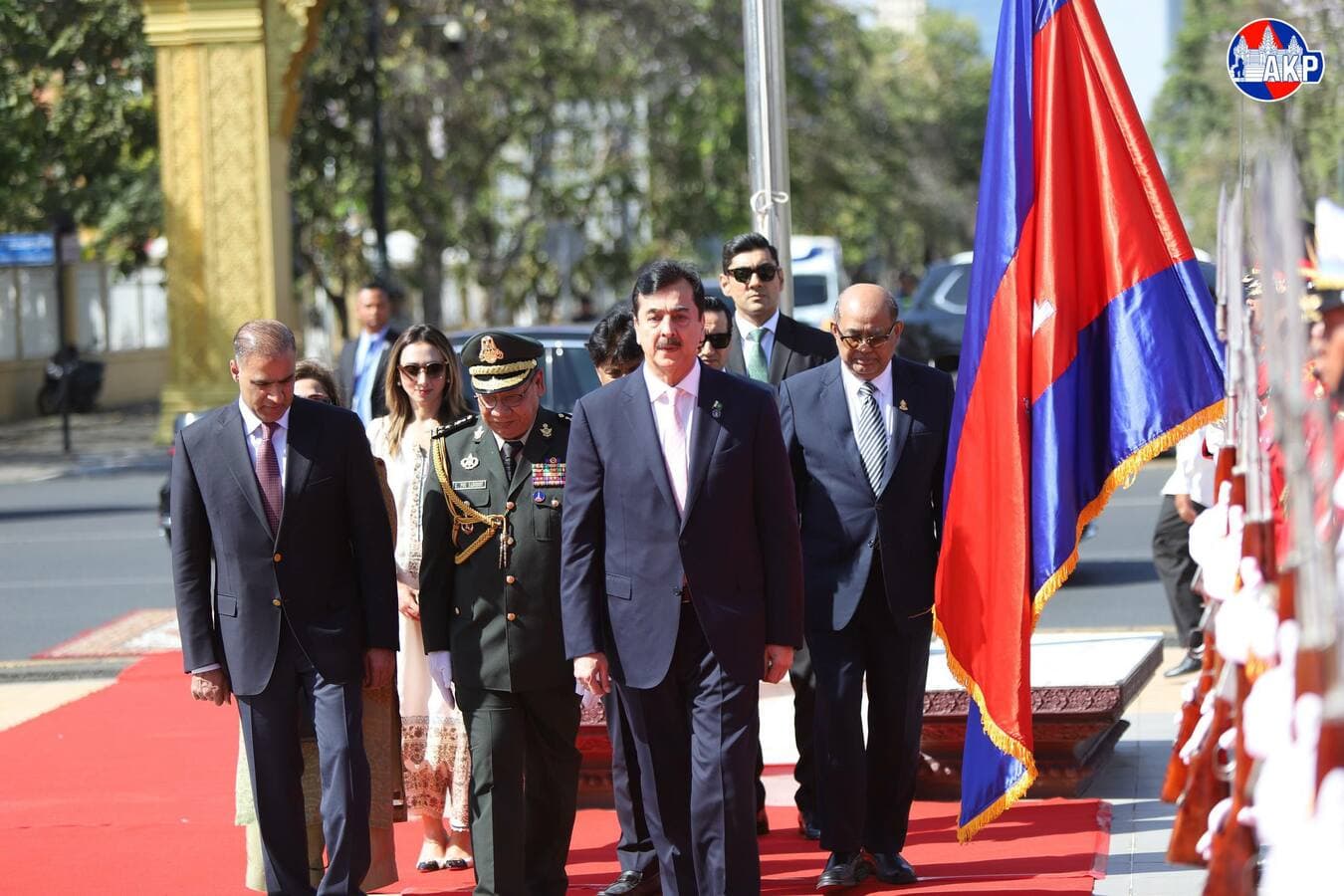 ឯកឧត្តម ប្រធានព្រឹទ្ធសភាប៉ាគីស្ថាន អញ្ជើញដាក់កម្រងផ្កាគោរពវិញ្ញាណក្ខន្ធ នៅវិមានឯករាជ្យ