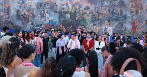 Miss Planet International 2025 ចុះពិនិត្យផ្ទាំងគំនូរ «សិល្បៈដើម្បីសន្តិភាព» ដែលបង្ហាញពីស្លាកស្នាមការឈឺចាប់នៃជម្លោះព្រំដែន