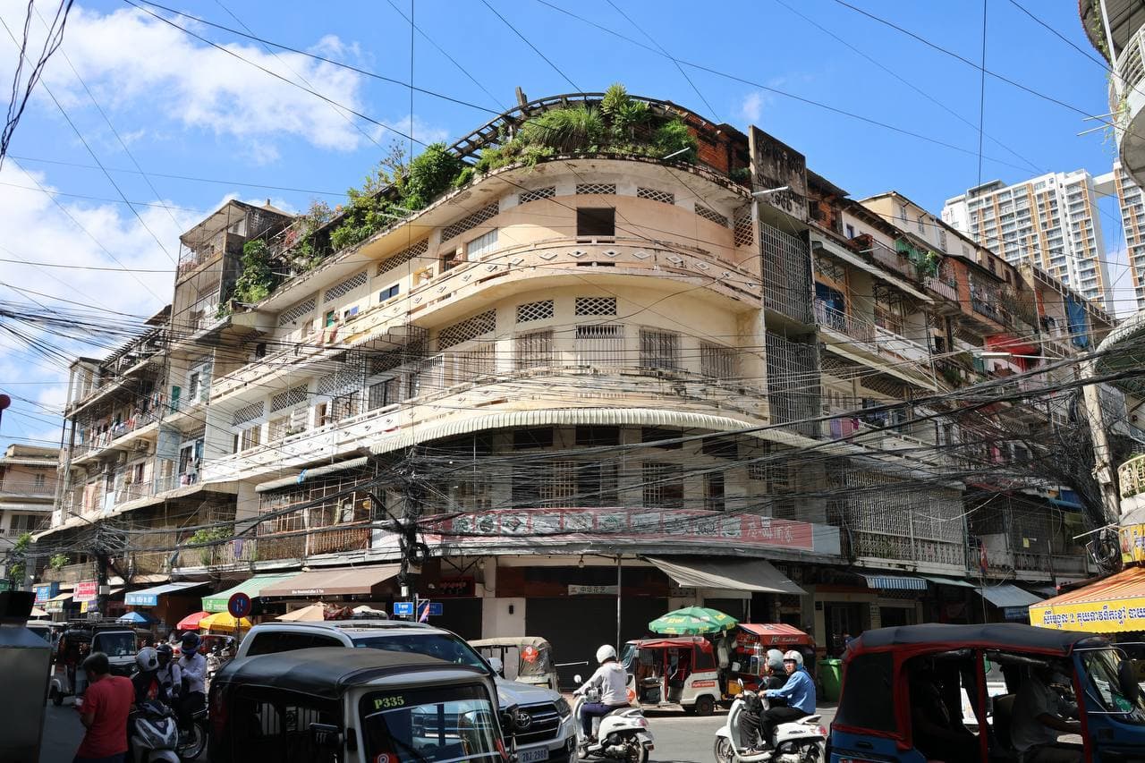 ក្រសួងរៀបចំដែនដី នគរូបនីយកម្ម និងសំណង់ (ដ.ន.ស.) សូមជម្រាបជូនបងប្អូនប្រជាពលរដ្ឋកំពុងរស់នៅ ប្រើប្រាស់និងអាស្រ័យផល និងប្រកបអាជីវកម្មនៅក្នុងអគារអតីតសណ្ឋាគារសុខមានជ័យ