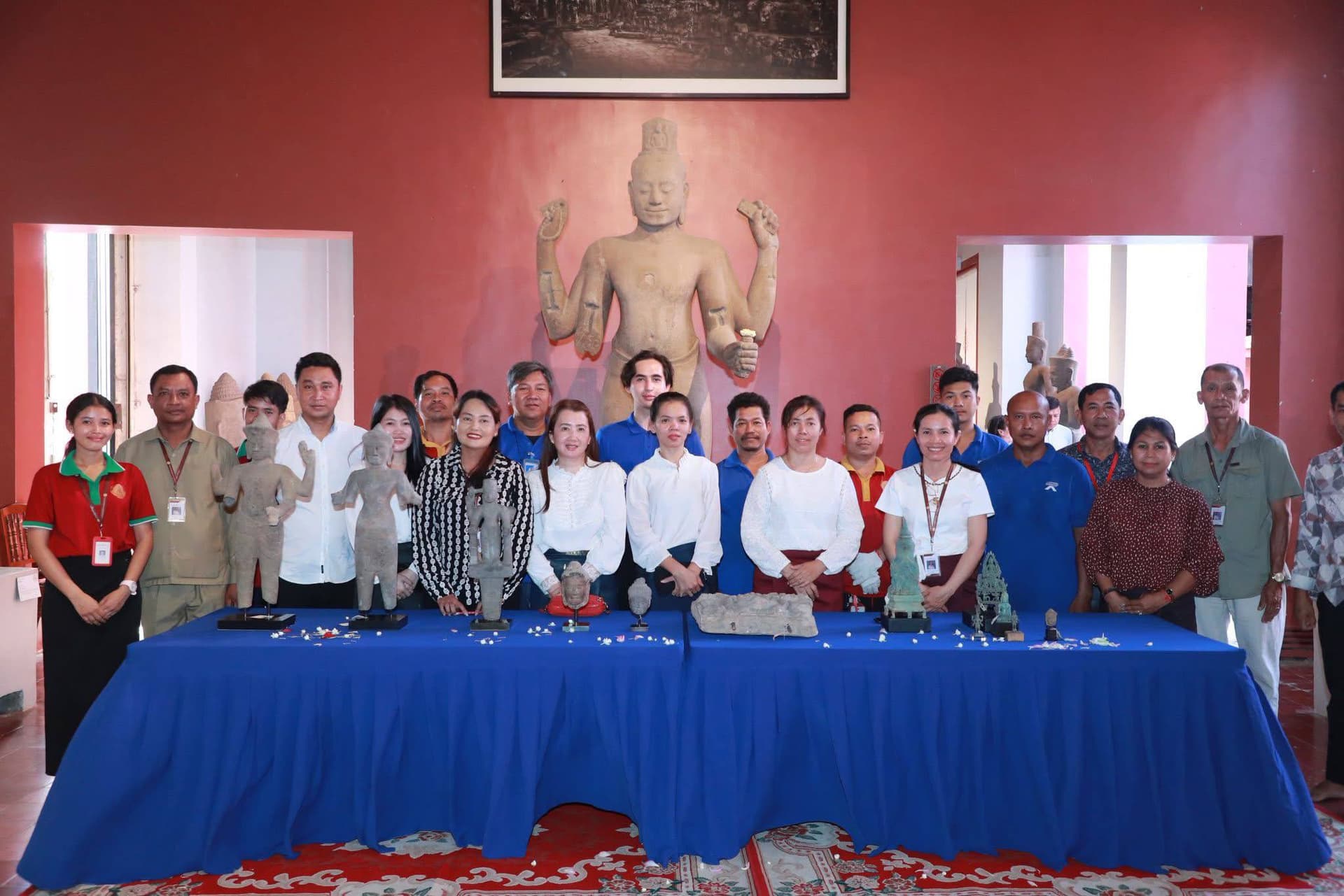 ឯកឧត្តម ហាប់ ទូច រដ្ឋលេខាធិការប្រចាំការ តំណាងដ៏ខ្ពង់ខ្ពស់លោកជំទាវបណ្ឌិតសភាចារ្យរដ្ឋមន្ត្រីក្រសួងវប្បធម៌និងវិចិត្រសិល្បៈ បានអញ្ជើញចូលរួមជាអធិបតី ក្នុងពិធីសូត្រមន្តប្រោះព្រំទទួលស្វាគមន៍ វត្ថុបុរាណខ្មែរចំនួន២០រូប