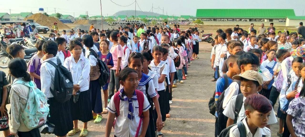 សកម្មភាពបង្រៀន និងរៀនថ្ងៃដំបូងរបស់លោកគ្រូ អ្នកគ្រូ និងសិស្សានុសិស្ស នៅជំរុំសុវត្ថិភាពភូមិស្លក្រាម ឃុំស្លក្រាម ស្រុកស្វាយចេក ខេត្តបន្ទាយមានជ័យ