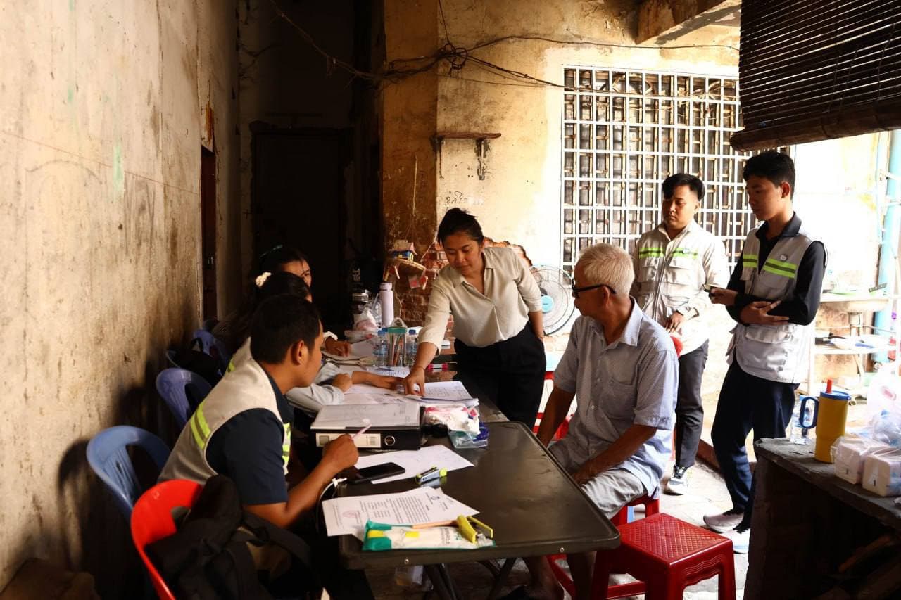 ក្រុមការងារក្រសួងរៀបចំដែនដី បានអញ្ជើញដឹកនាំសម្របសម្រួលក្រុមការងារចុះធ្វើអត្តសញ្ញាណកម្មប្រជាពលរដ្ឋដែលស្នាក់នៅក្នុងអគារអតីតផ្ទះសំណាក់ផ្សារកណ្តាល