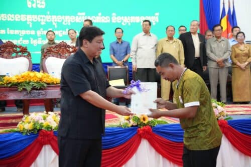 ក្រសួងរៀបចំដែនដី បានប្រគល់វិញ្ញាបនបត្រសម្គាល់ម្ចាស់អចលនវត្ថុ ជូនប្រជាជនក្នុងក្រុងសិរីសោភ័ណនិងស្រុកមង្គលបូរី ខេត្តបន្ទាយមានជ័យ