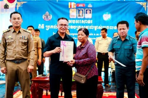 បណ្ណកម្មសិទ្ធិ ១២,៨៦៤ បណ្ណ ត្រូវបានប្រគល់ជូនប្រជាពលរដ្ឋក្នុងស្រុកកំពង់ស្វាយ ខេត្តកំពង់ធំ