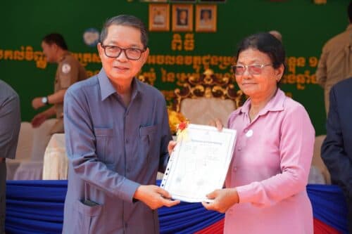 សម្ដេចមហាមន្ត្រី គុយ សុផល និងជាប្រធានក្រុមការងាររាជរដ្ឋាភិបាលចុះមូលដ្ឋានស្រុកបរិបូណ៌ ខេត្តកំពង់ឆ្នាំងបានប្រគល់វិញ្ញាបនបត្រសម្គាល់ម្ចាស់អចលនវត្ថុជូនប្រជាពលរដ្ឋ